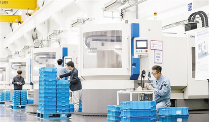 1月12日,在位于廊坊開發區的精雕數控機床制造自動化生產車間,工人正在進行加工作業。本報記者 賈珺 攝